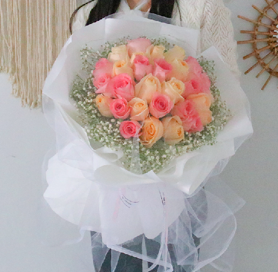 昆明花店 昆明同城鲜花 33朵粉香槟玫瑰 混搭花束满天星 爱意