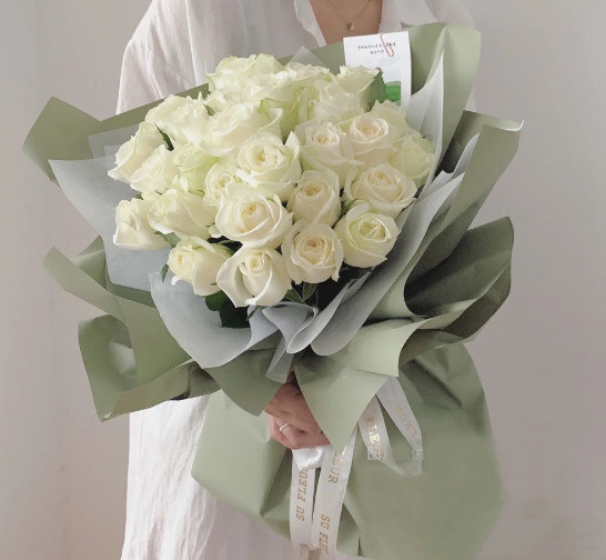 皇冠信誉昆明鲜花速递白玫瑰33朵