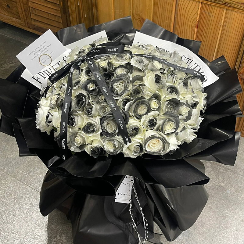 昆明花店昆明鲜花快递 52枝黑骑士玫瑰花束 喷色花