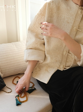 PKH.HK 特2025 第一眼就喜欢浮雕白茶金色新中式翻袖雅致外套