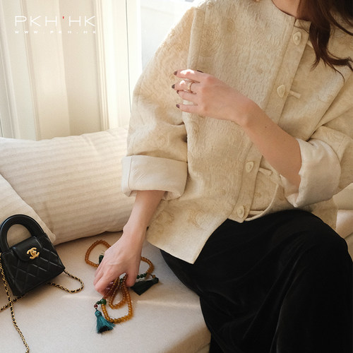 PKH.HK 特2025 第一眼就喜欢浮雕白茶金色新中式翻袖雅致外套