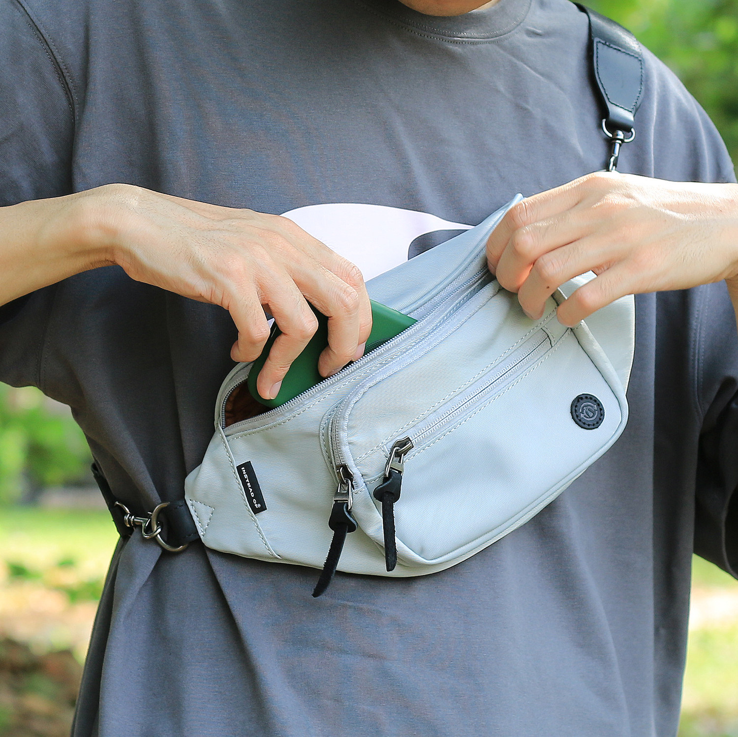 古银五金植鞣皮斜挎胸包