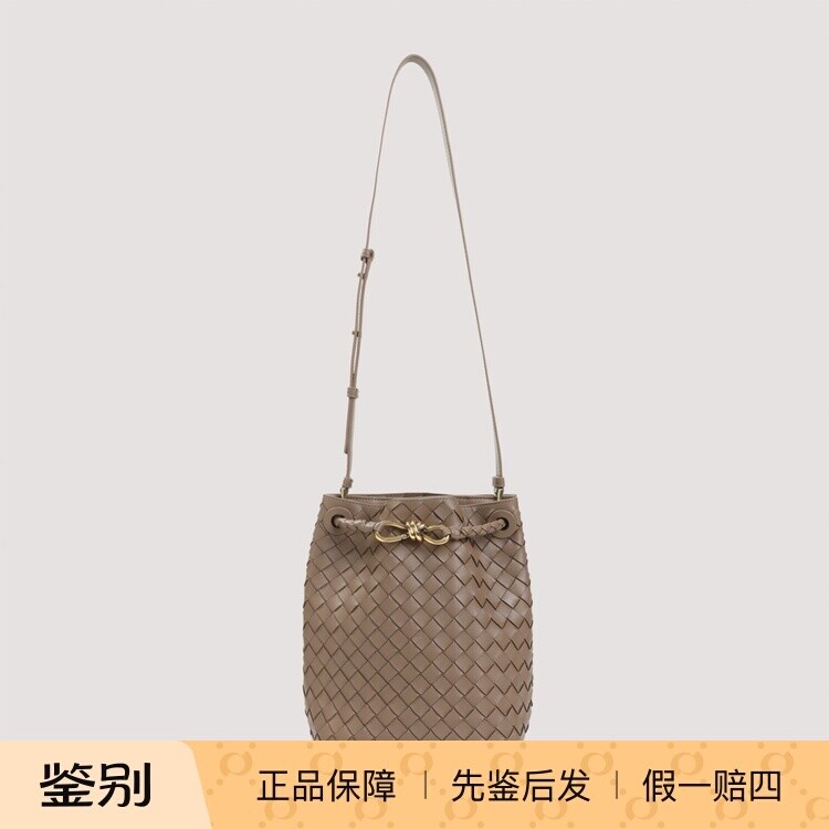 BOTTEGA VENETA 女士andiamo松果棕色水桶包26早春新款意大利代购