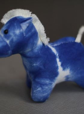 蓝色扎染小马毛绒玩具 生肖马玩偶儿童安抚公仔 新年创意礼物