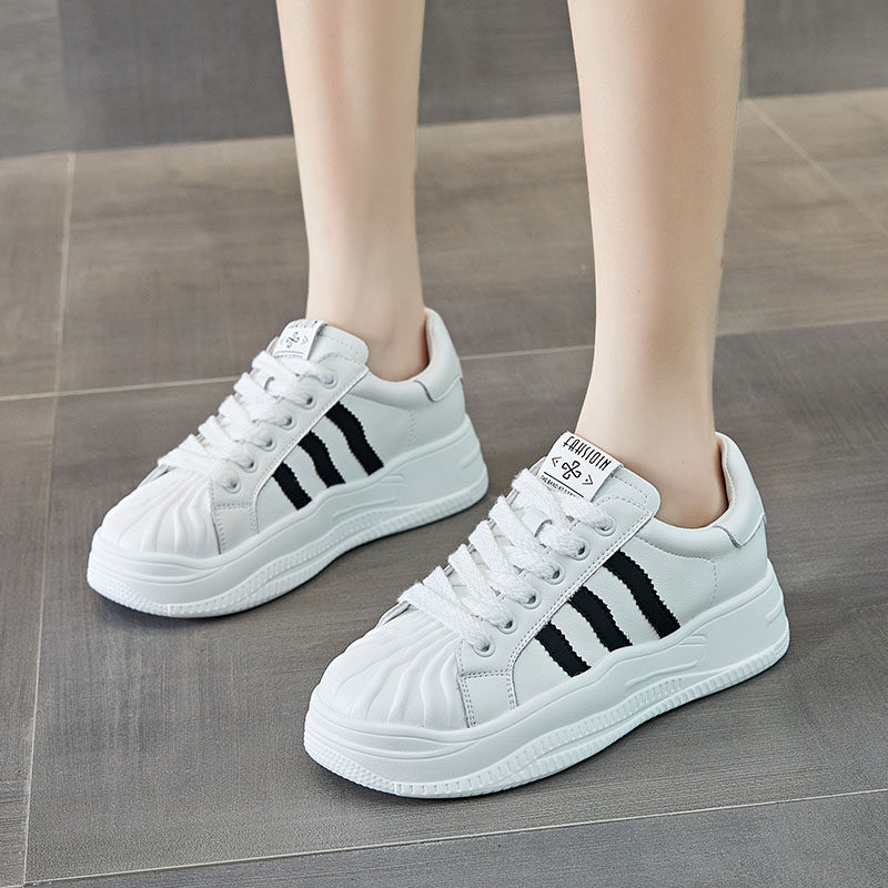 香港真皮小白鞋女2026春季新款厚底皮面平底板鞋贝壳头运动休闲鞋