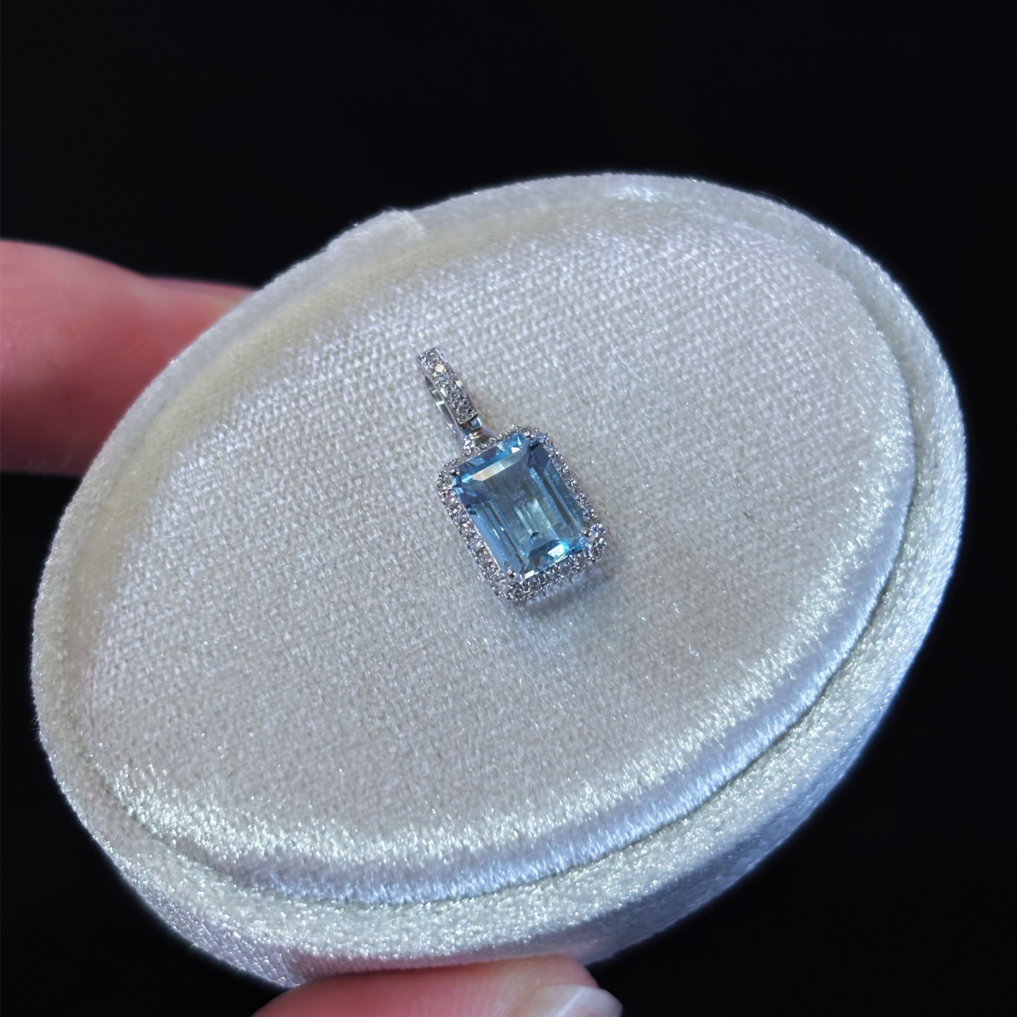 18K金钻石镶嵌1.1卡海蓝宝卡扣坠