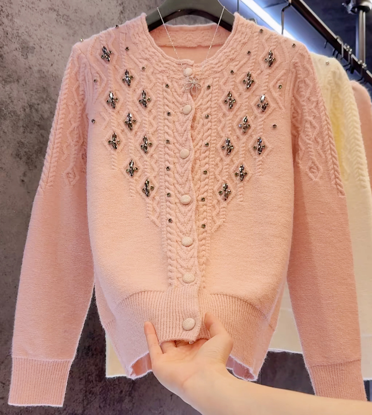 大码胖MM重工镶钻洋气温柔甜美针织开衫女设计感遮肉显瘦百搭