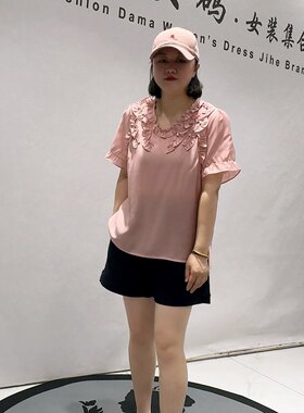 1825芮娜依莲夏款新品v领手盘木耳边舒适透气单层衫加大码女装