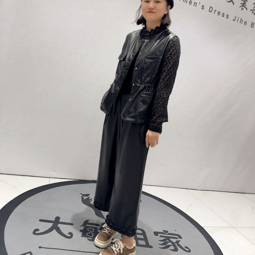 8262女权贵族初冬新品百搭蕾丝边蛋白皮裤阔腿裤加肥加大码女裤