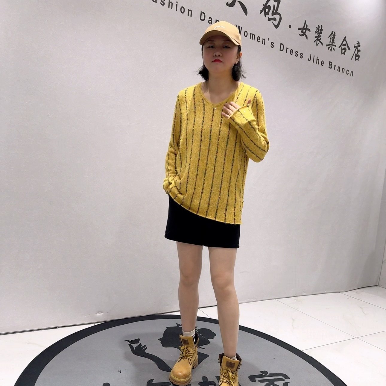 1683芮娜依莲春款新品时尚减龄自带亮片洋气V领针织衫加大码女装