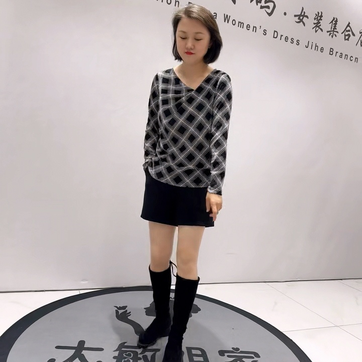 8277女权贵族初冬新品植绒舒适弹力简洁大方遮肉显瘦格子衫加大码