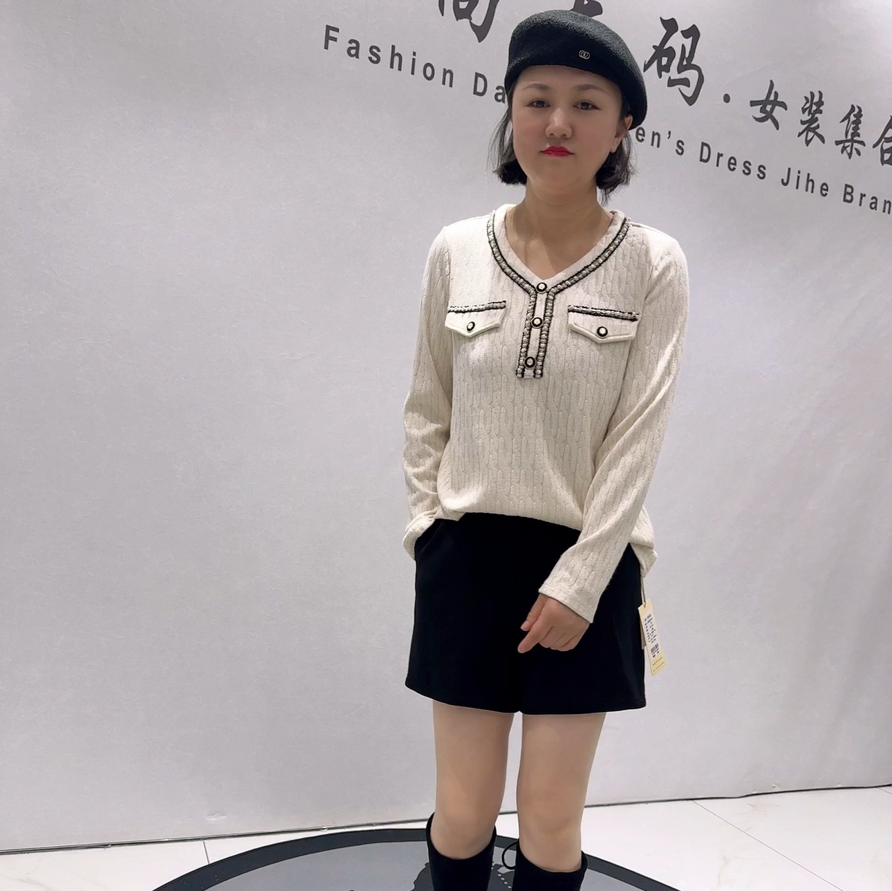 5132芮娜依莲初冬新品小香风女人味针织面料高档气质衫加大码女装