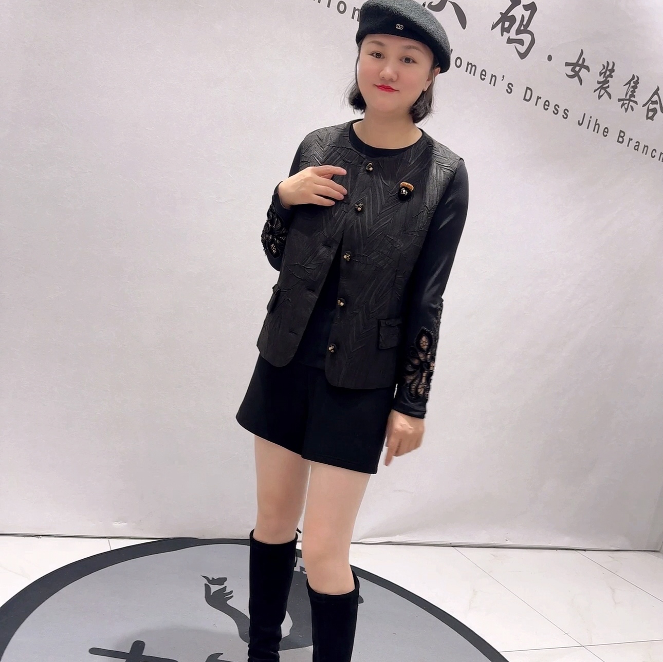 5512芮娜依莲春款新品褶皱面料简洁大方女人味时尚马甲加大码女装