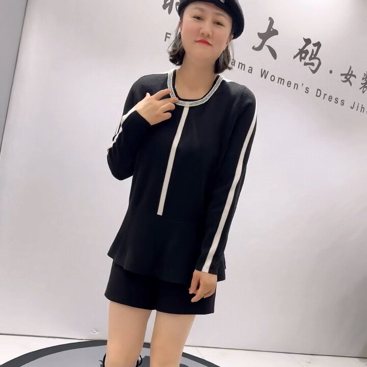 芮娜依莲1415冬季新款简洁大方女人味宽松显瘦大码圆领套头针织衫