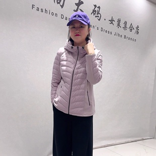 9868芮娜依莲初冬新品简约百搭拼接加绒面料秋羽绒外套加大码女装