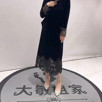 3676芮娜依莲秋款新品醋酸丝绒拼接蕾丝侧边开衩半身裙加大码女装