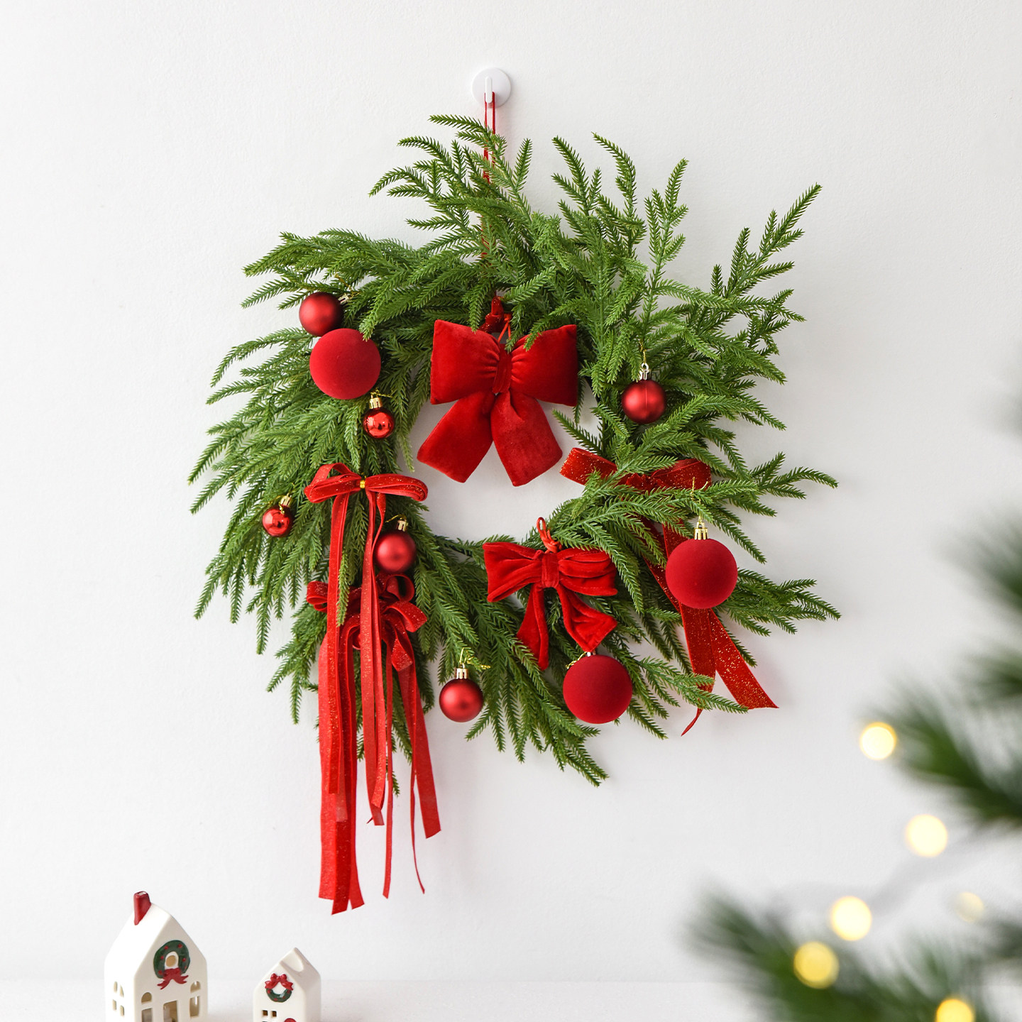 圣诞花环壁挂装饰绒布蝴蝶结圣诞球松枝藤圈门饰圣诞装饰橱窗布置