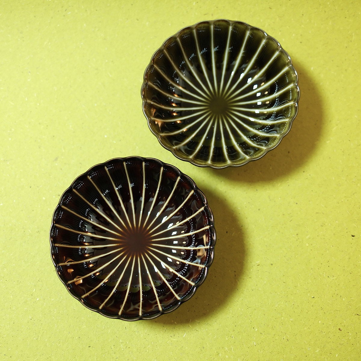 孤品中古日本制美浓烧职人手造菊花形墨绿酱色陶瓷餐碗