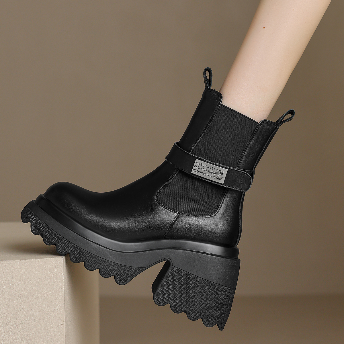 古菲斯奇女鞋粗高跟短筒靴子真皮