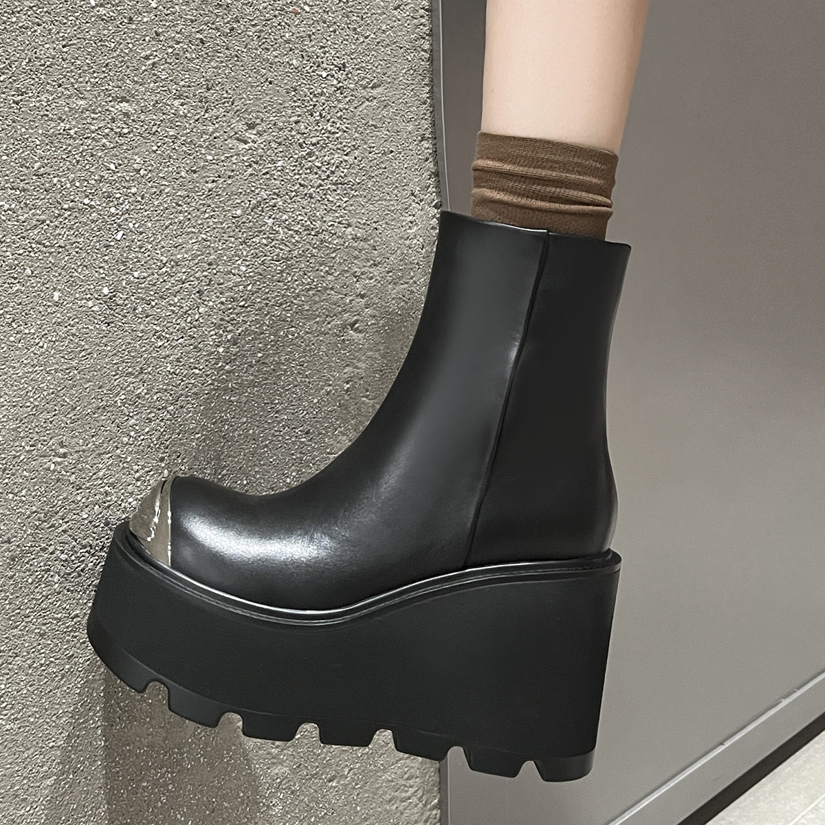 古菲斯奇女鞋松糕跟短筒靴子金属