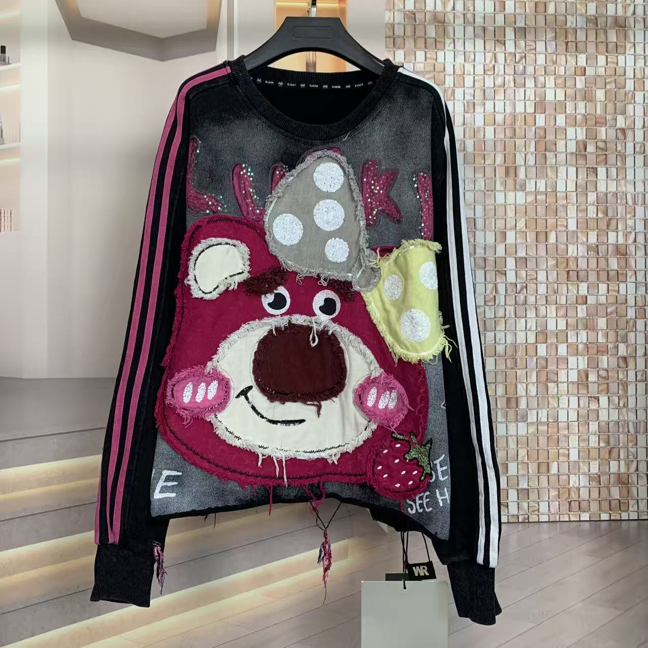 WR潮牌秋冬重工草莓熊卡通小个子宽松大版时尚圆领卫衣上衣女