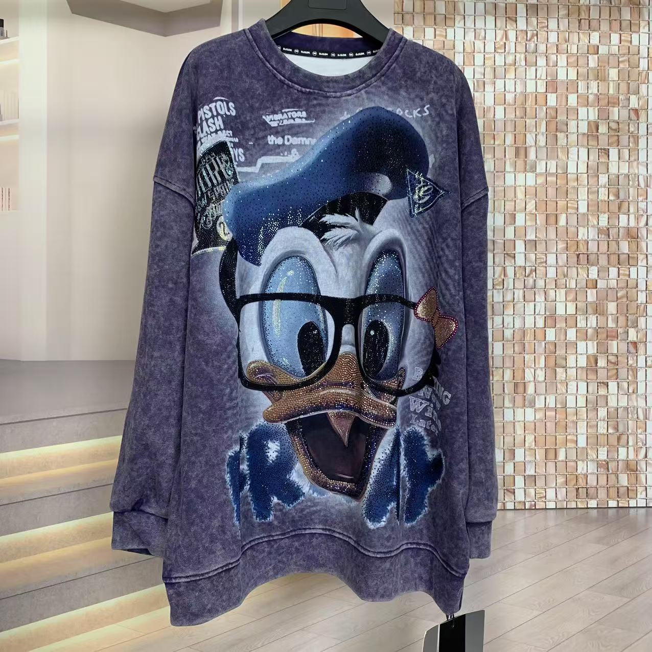 WR潮牌新秋款重工眼镜唐老鸭卡通减龄中长款圆领时尚宽松卫衣