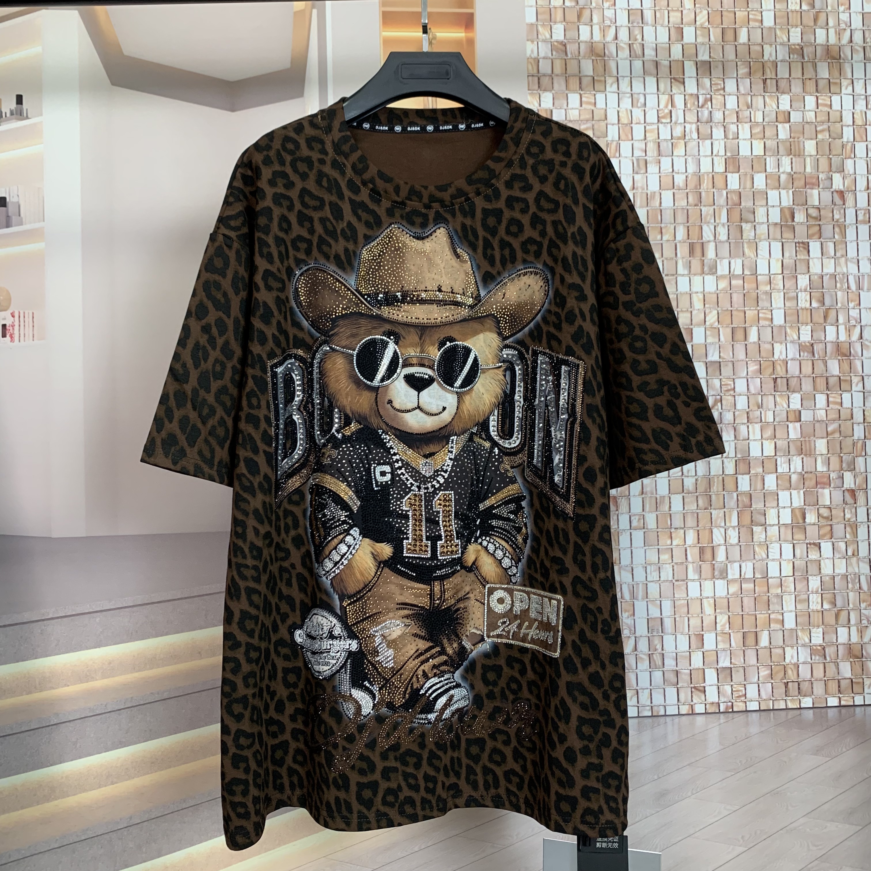 WR潮牌重工烫钻豹纹墨镜小熊卡通减龄时尚宽松磨毛短袖T恤上衣