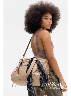 英国代购正品08.19 名品UO 女包新款 潮牌丝巾搭配设计斜挎包