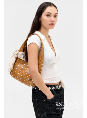 英国代购正品10.15 名品UO 女包新款 潮牌铆钉设计百搭单肩包