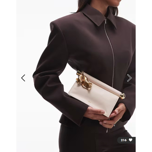 英国代购正品01.06 2026潮流导向 女包新款 金属吊坠装饰手拿包