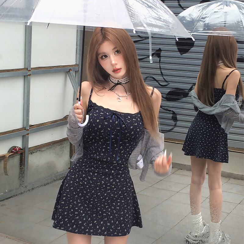 夏季法式碎花吊带连衣裙设计感开衫套装辣妹风裙子收腰度假风短裙