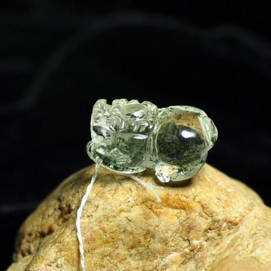 精品手工雕件鬼佬天然绿幽灵水晶石貔貅小吊坠挂件男女毛衣链项链