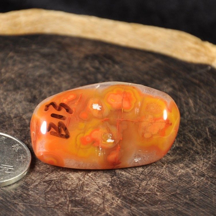 无裂辽宁朝阳天然北票战国红缟玛瑙原石小手把玩件 佛眼象形 男女