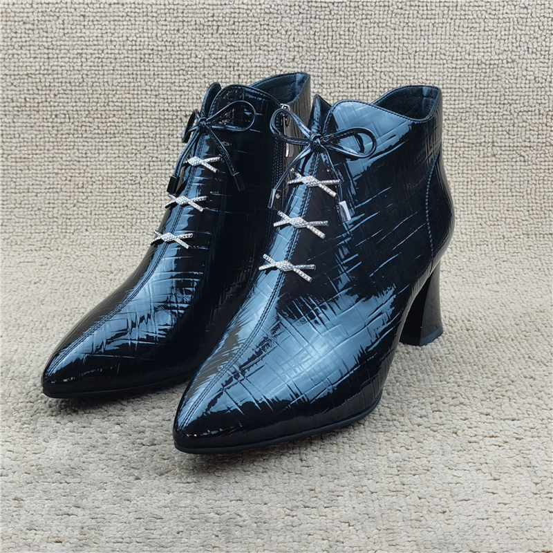 尖头粗跟侧拉链漆皮单里女短靴