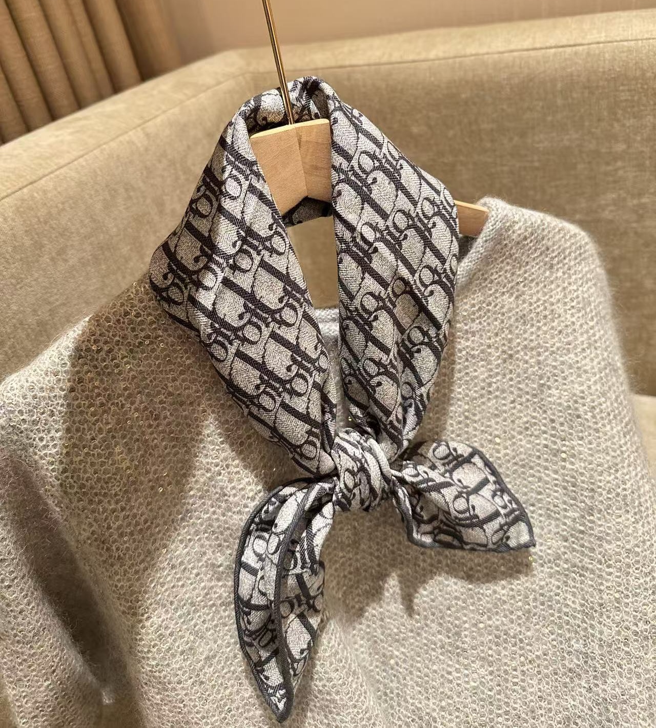 新品经典字母双面丝毛65方巾 秋冬时尚保暖装饰围巾女