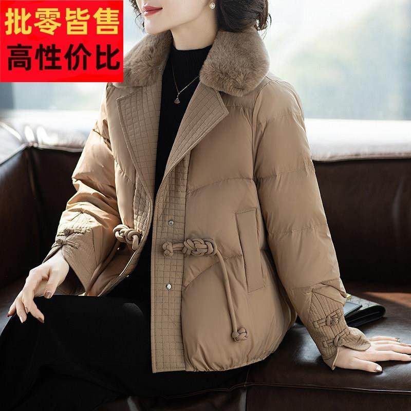年轻妈妈秋冬外套时尚洋派短款2025新款加厚羽绒服中老年人女冬装