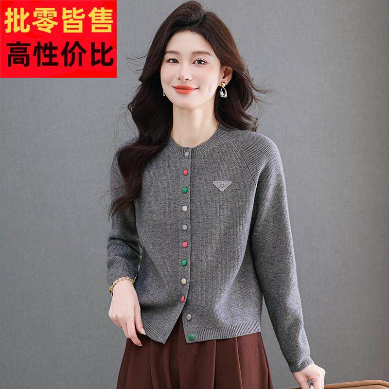 春季时尚圆领小个子毛衣女短款宽松针织单排扣开衫上衣配裙子外套
