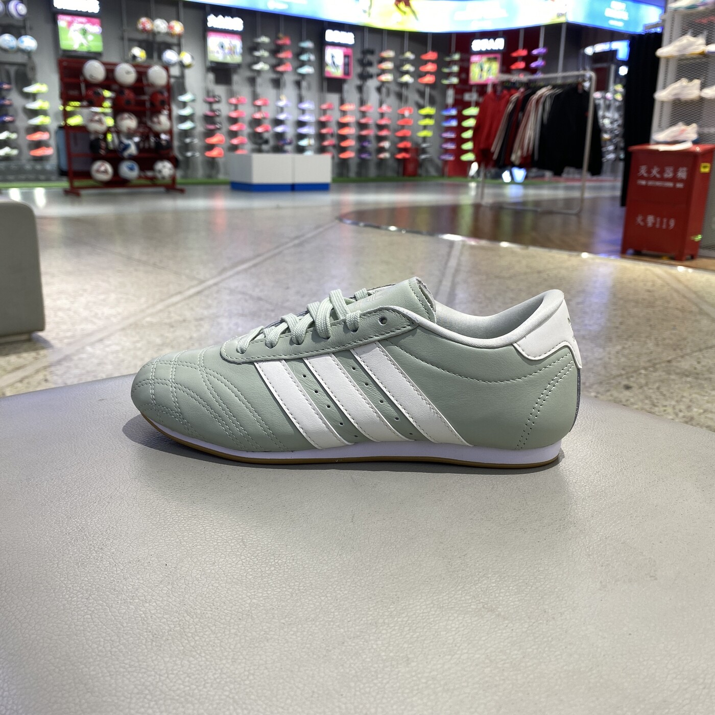 Adidas阿迪达斯三叶草女士休闲薄底跆拳道运动鞋JS0710