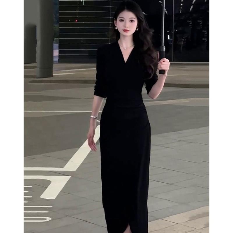 黑色丝绒连衣裙子女轻奢高级感御姐轻熟绝美法式小资赫本风小黑裙