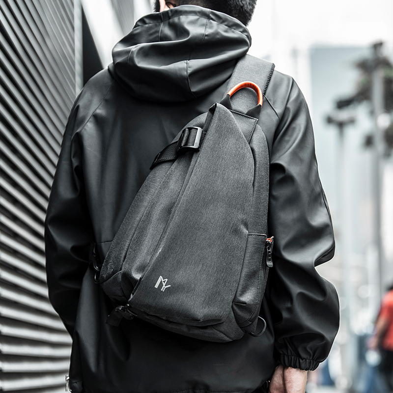 大容量街头潮牌机能嘻哈风斜挎包