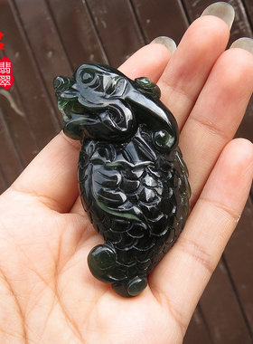 岫玉挂坠《鱼龙》180料玉石吊坠手工雕刻颈部饰品鉴定卡