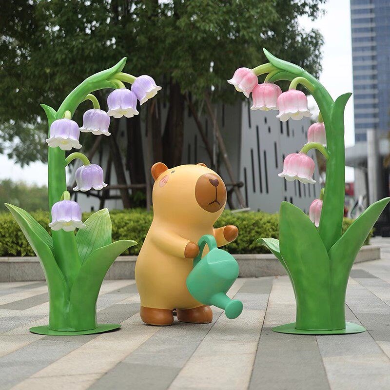 热销大型网红草莓熊卡皮巴拉卡通公仔泡沫雕塑商场橱窗店门口塑雕