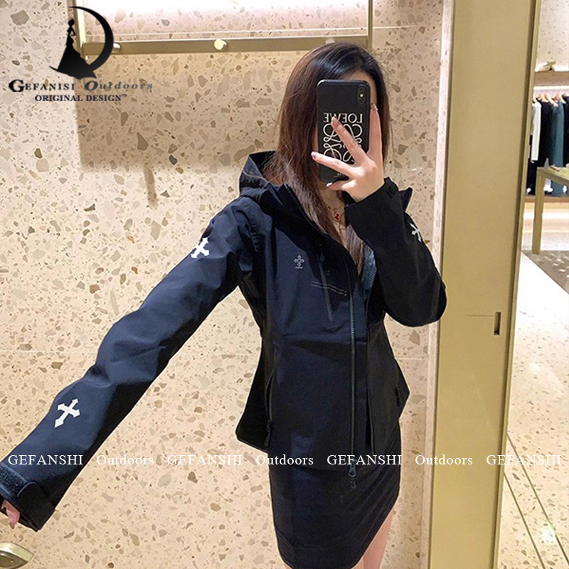 德国黑色收腰修身冲锋衣外套女2026早春季新三合一防风户外短夹克