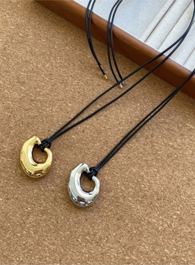 秋冬新款极简风金属椭圆吊坠项链女小众设计高级感黑绳长款毛衣链