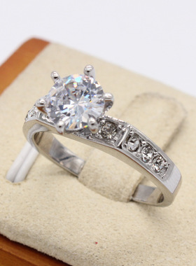 时尚钛钢镶钻戒指简约女士六爪钻戒婚礼新娘结婚戒指钛钢戒指指环