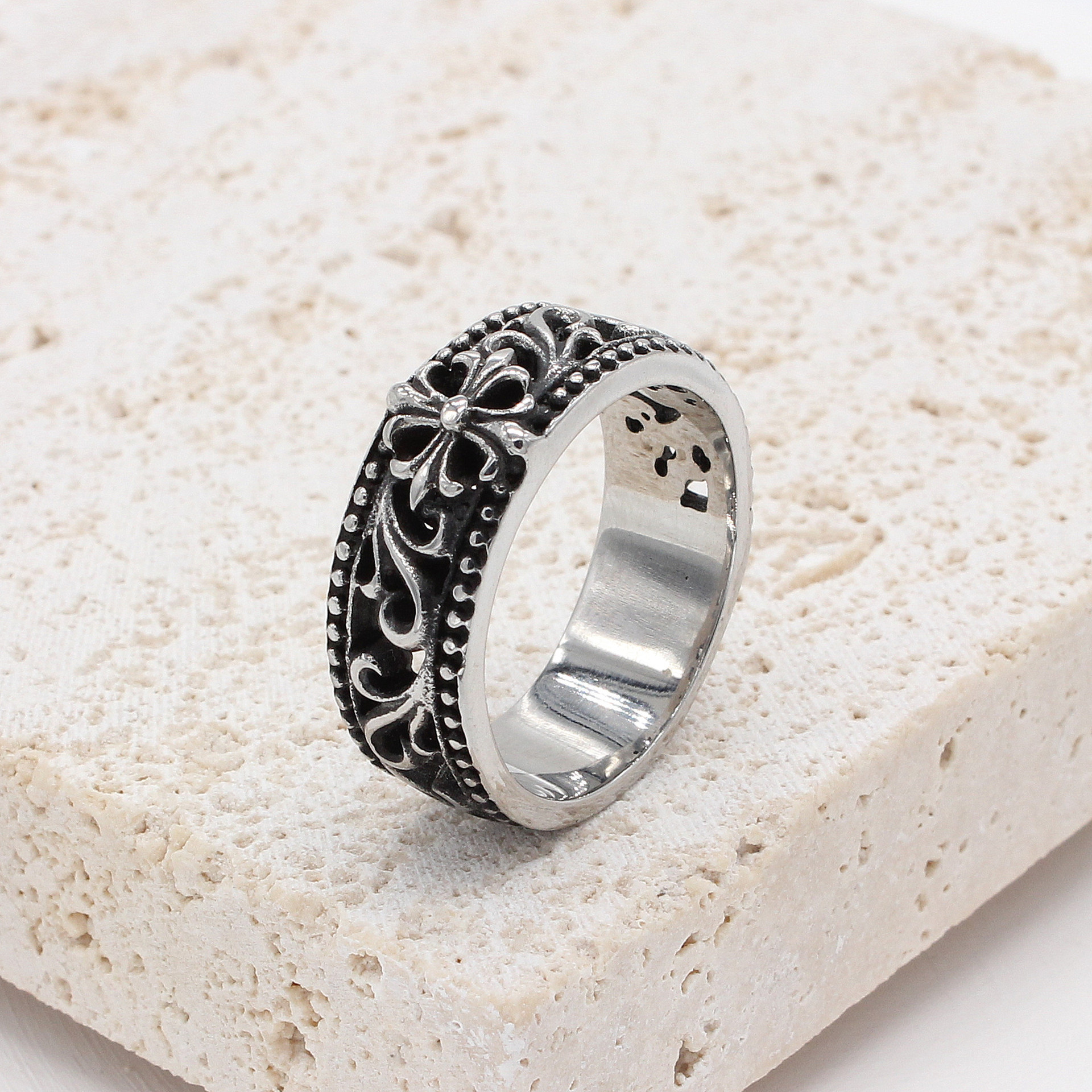 时尚钛钢男款戒指 欧美复古镂空整圈花式十字架钢戒指潮男指环