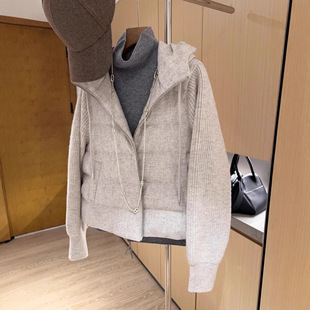 型暖兼具！松弛时髦范~拼接针织袖羊毛连帽拉链鹅绒羽绒服外