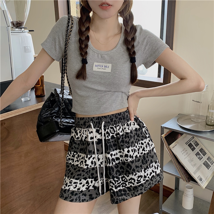 Real price, versatile slim Top + loose leopard shorts