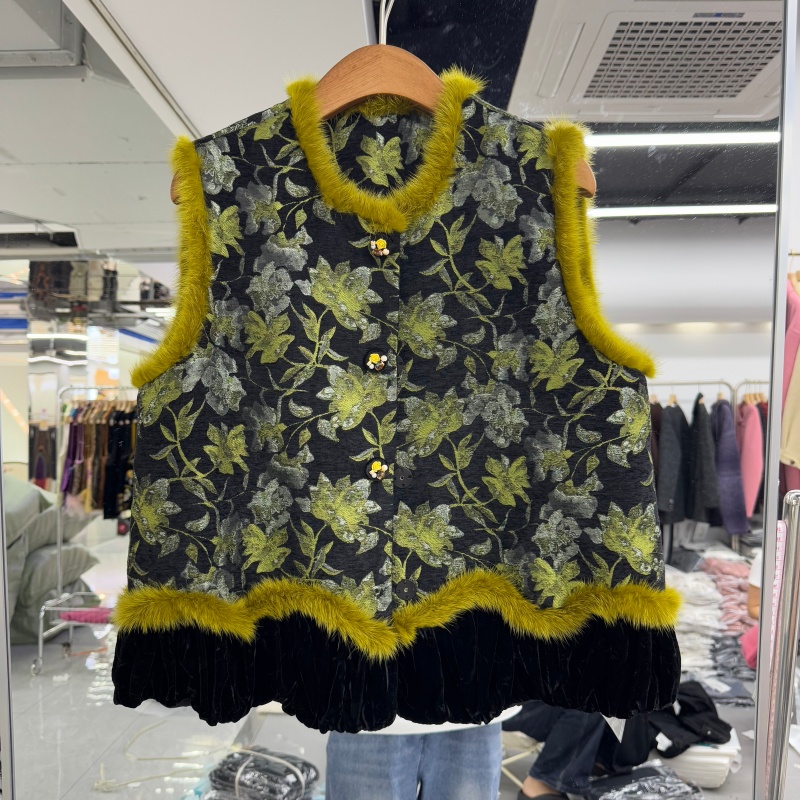 2025年秋冬新款流行女装夹棉马夹背心水貂毛装饰高支雪尼面料洋气