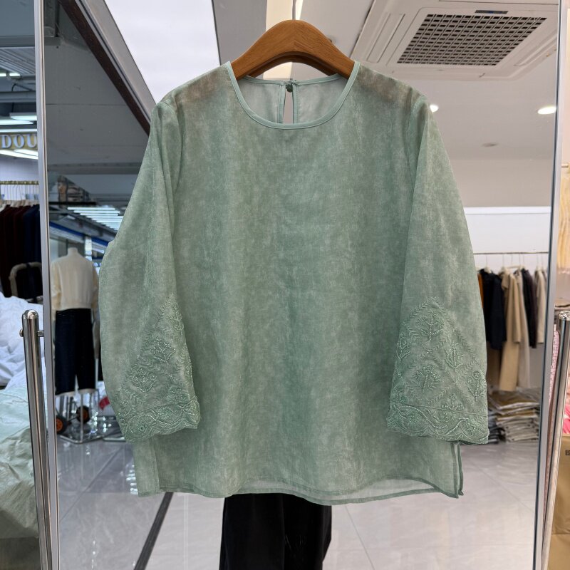 新中式女装上衣小衫2026年春装新款圆领钉珠刺绣袖口装饰洋气国风